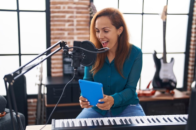 Music lesson environment with microphone setup for professional singing instruction